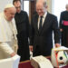 Cancelarul Olaf Scholz i-a oferit Papei Francisc balonul oficial al EURO 2024