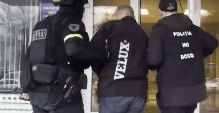 Taximetrist reținut după o ce a pretins de la o femeie 1000 euro pentru imagini intime