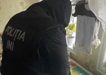 Vindeau droguri în preajma școlilor: Doi membrii ai grupării au fost reținuți