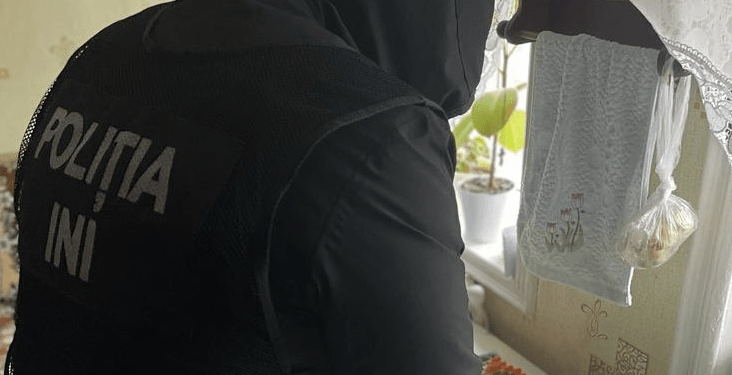 Vindeau droguri în preajma școlilor: Doi membrii ai grupării au fost reținuți