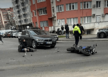 Accident în capitală: Un motociclist, aruncat la pământ după ce s-a lovit cu un automobil