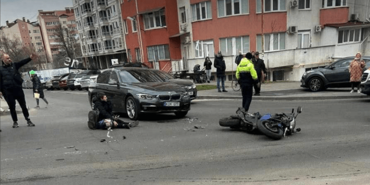 Accident în capitală: Un motociclist, aruncat la pământ după ce s-a lovit cu un automobil