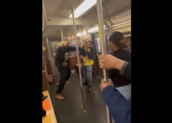 Un bărbat a fost împușcat în cap la metroul din New York, după ce a atacat un alt călător și a scos un pistol