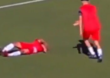 Tragedie pe terenul de fotbal: a murit instant după ce a fost lovit de un adversar