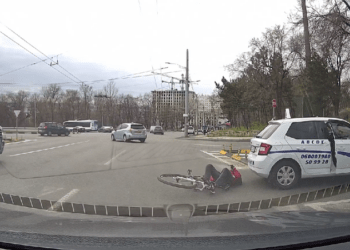 Momentul în care un biciclist intră în viteză într-un automobil al Școlii Auto