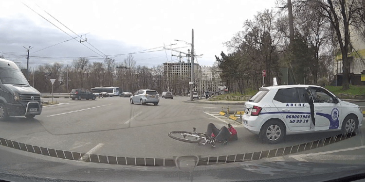 Momentul în care un biciclist intră în viteză într-un automobil al Școlii Auto
