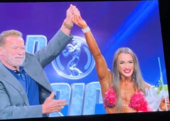 Культуристка из Молдовы заняла первое место на соревнованиях «Arnold Classic»: Шварценеггер вручил ей награду