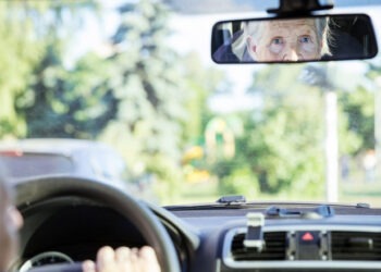 O italiancă de 103 ani a fost prinsă de politiști conducând cu viteză, fără permis și fără asigurare