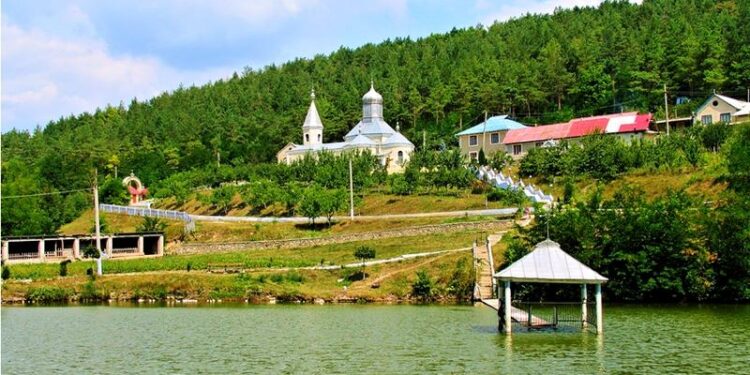 Starețul mănăstirii Cosăuți, rănit cu un cuțit, în stare gravă la spital: Instituţia face apel către cetățeni să-i doneze sânge