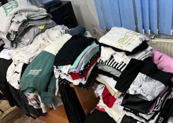 Un moldovean a fost prins la vamă cu un lot de haine nedeclarate