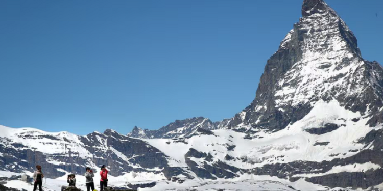 В швейцарских Альпах нашли мертвыми пятерых из шести пропавших лыжников
