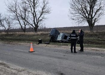 Accident la Criuleni: Un șofer a „zburat” cu automobilul într-un șanț, după ce a ieșit la depășire și a pierdut controlul volanului