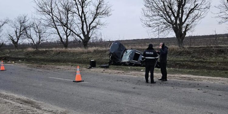 Accident la Criuleni: Un șofer a „zburat” cu automobilul într-un șanț, după ce a ieșit la depășire și a pierdut controlul volanului