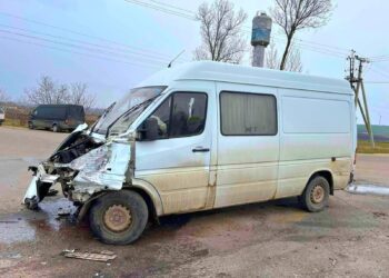 Un microbuz s-a răsturnat pe carosabil, la Rîșcani. O persoană a fost transportată la spital