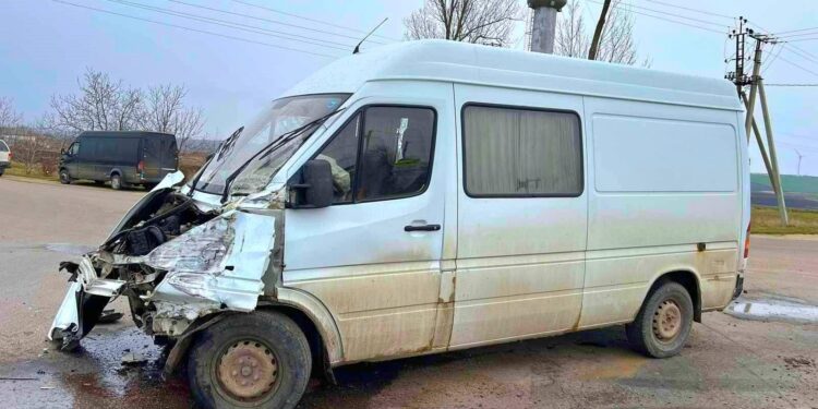 Un microbuz s-a răsturnat pe carosabil, la Rîșcani. O persoană a fost transportată la spital