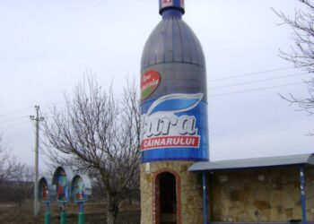 Stația de așteptare a transportului public din Gura Căinarului a fost demolată. Imagini de la fața locului