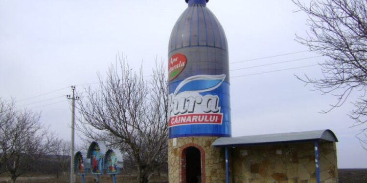 Stația de așteptare a transportului public din Gura Căinarului a fost demolată. Imagini de la fața locului