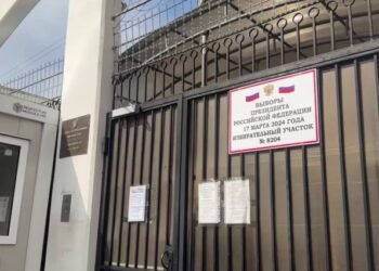 Un bărbat, reținut după ce a aruncat cu o substanță inflamabilă peste gardul Ambasadei Rusiei la Chișinău