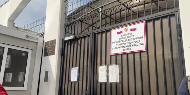 Un bărbat, reținut după ce a aruncat cu o substanță inflamabilă peste gardul Ambasadei Rusiei la Chișinău