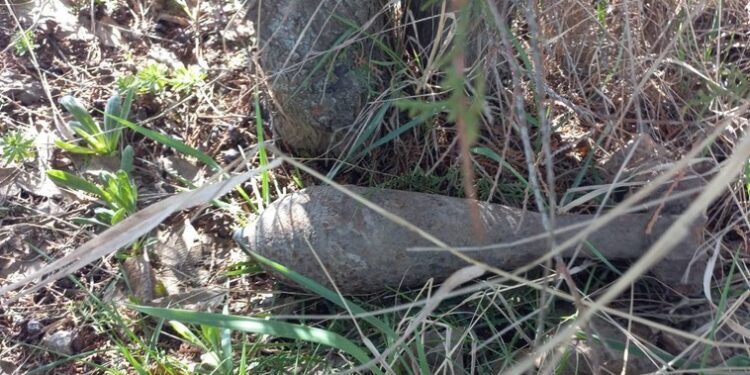 Un obuz vechi, descoperit de o patrulă a Sectorului Poliției de Frontieră Leova în timpul unei misiuni de serviciu