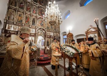 Митрополит Владимир возглавил литургию в Москве