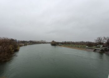 Apa din Nistru începe să iasă în luncă. O plajă din Tiraspol a fost inundată