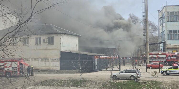 Un depozit din Chișinău, în flăcări: intervin cel puțin 8 echipaje de pompieri