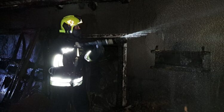 O locuință din raionul Telenești a fost cuprinsă de flăcări: Proprietara a ajuns la spital