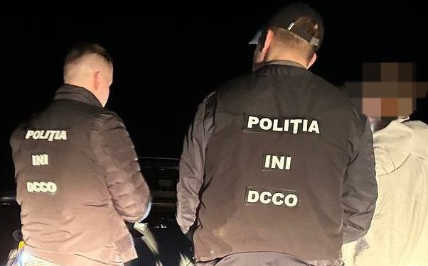 Doi minor, depistați în flagrant cu droguri la Ialoveni