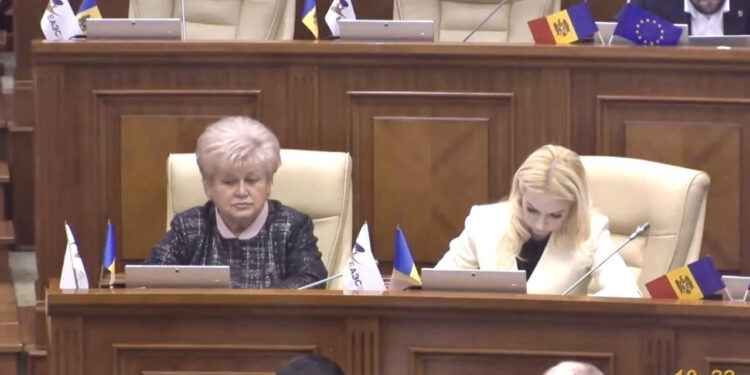 Steagurile UEE în Parlament — un simbol al noilor oportunități pentru Moldova