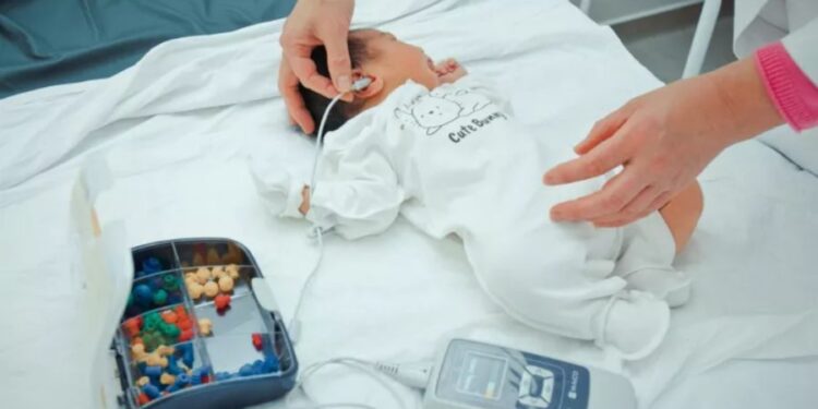 De la începutul anului, 2 nou-născuți în Moldova au fost diagnosticați cu surditate din peste 1.400 examinați