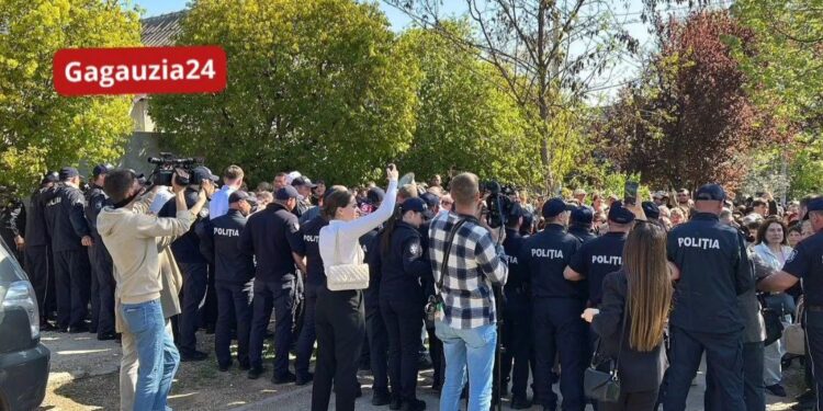 В Комрате тысячи людей собрались на митинг в связи с визитом Майи Санду, полиция применила силу к протестующим