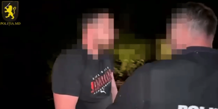 Молодой человек был пойман с поличным при попытке спрятать наркотики: их стоимость составляла 1,5 млн леев