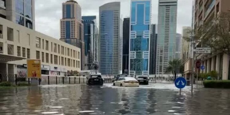 В Дубае из-за сильного дождя перекрыли дороги и затопило метро