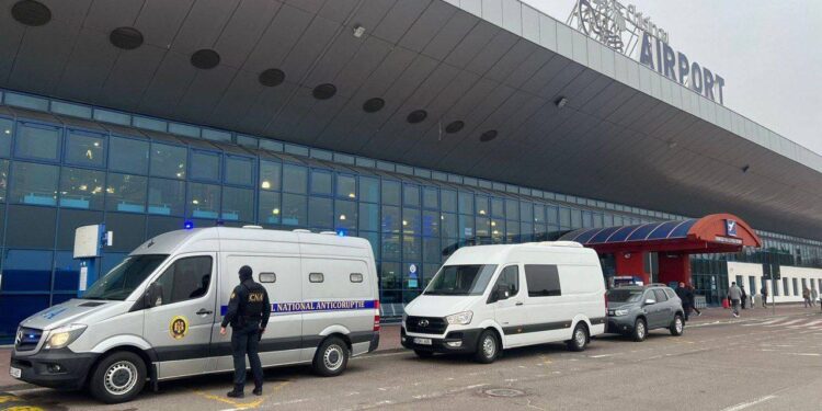 В аэропорту Кишинева проходит обыск. Что говорят в НЦБК
