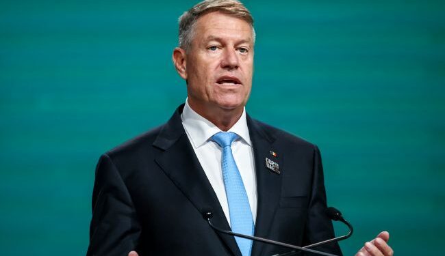 Президент Румынии не планирует отказываться от борьбы за пост генсека НАТО