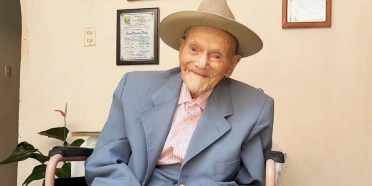 Умер самый старый мужчина в мире: ему было 114 лет