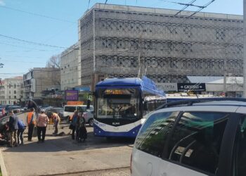 В Кишиневе автомобиль сбил водителя троллейбуса