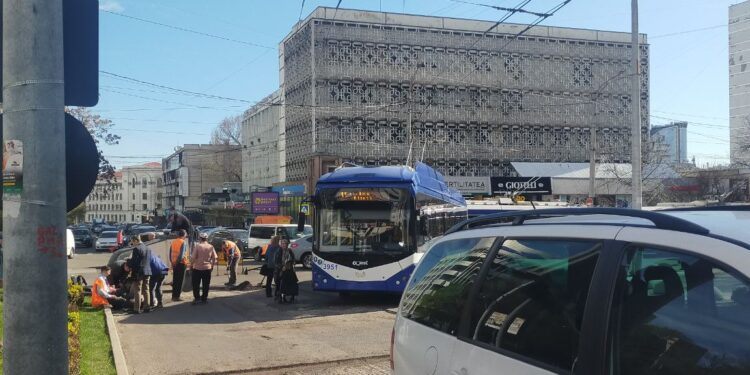 В Кишиневе автомобиль сбил водителя троллейбуса
