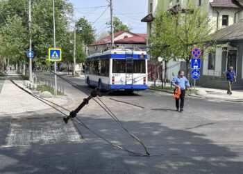 Incident cu scântei în capitală: Firele electrice ale unei linii de troleibuz s-au rupt într-o intersecție