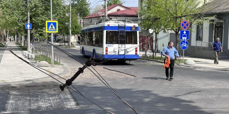 Incident cu scântei în capitală: Firele electrice ale unei linii de troleibuz s-au rupt într-o intersecție