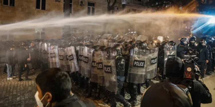 Спецназ применил газ и водометы на митинге у здания парламента в Тбилиси