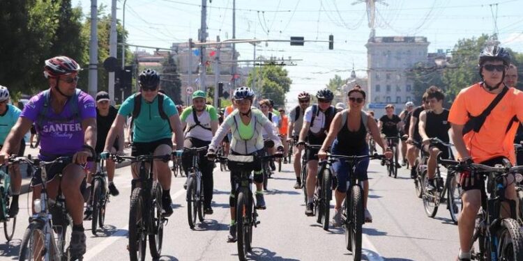 Cursă de ciclism în capitală: Traficul rutier, suspendat pe mai multe străzi