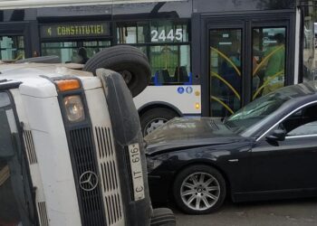 Accident la Buiucani: Un Mercedes s-a răsturnat, după ce s-a tamponat cu un BMW. Un șofer a avut nevoie de îngrijiri medicale