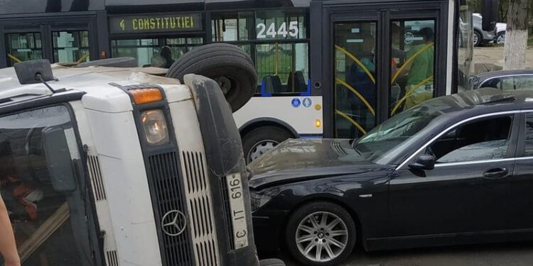 Accident la Buiucani: Un Mercedes s-a răsturnat, după ce s-a tamponat cu un BMW. Un șofer a avut nevoie de îngrijiri medicale