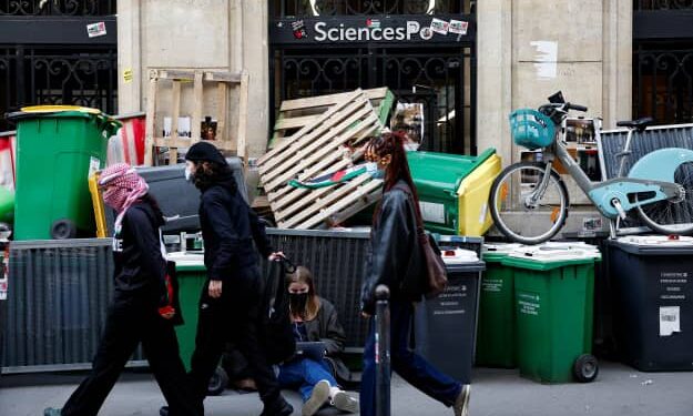 Студенты во Франции заблокировали элитный университет из-за войны в Газе