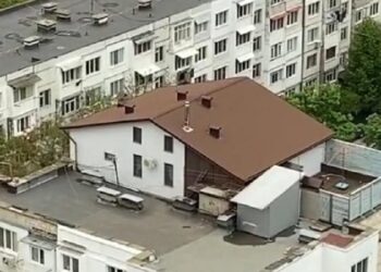 Şi-a pus casa-n vârf de bloc: Imagini cu o locuinţă construită pe un acoperiş, la Botanica, au devenit virale pe rețele