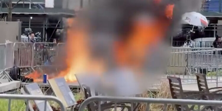 В Нью-Йорке мужчина поджег себя возле суда, рассматривающего уголовное дело Трампа