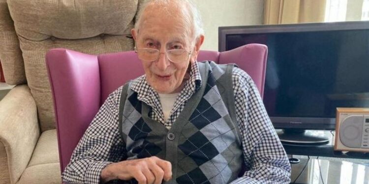 111-летний британец — теперь самый старый мужчина на свете