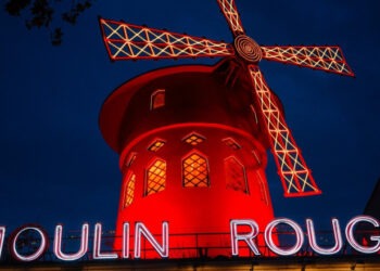 Morişca de vânt care decora celebrul cabaret Moulin Rouge a căzut